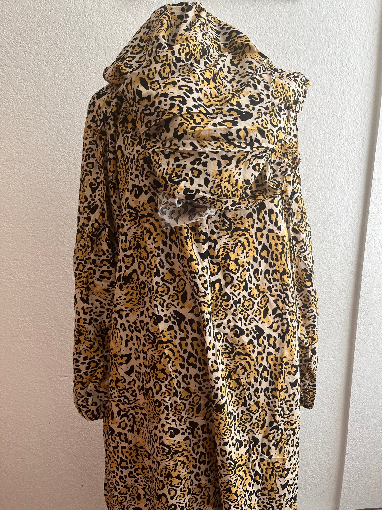 Radiant yellow leopard prayer set